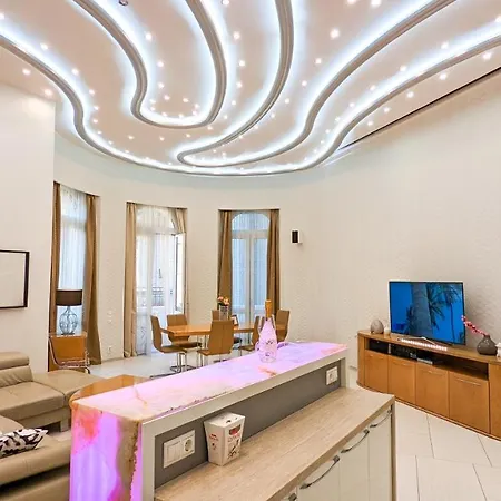 Prime Downtown Budapest Luxury Condo, Private Spa, Home Cinema, Patio Exterior photo