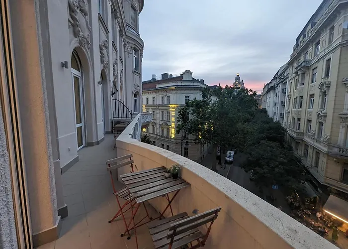 LUXURY HOLLYWOOD CONDO w SAUNA- HOT TUB - CINEMA - PRIME LOCATION