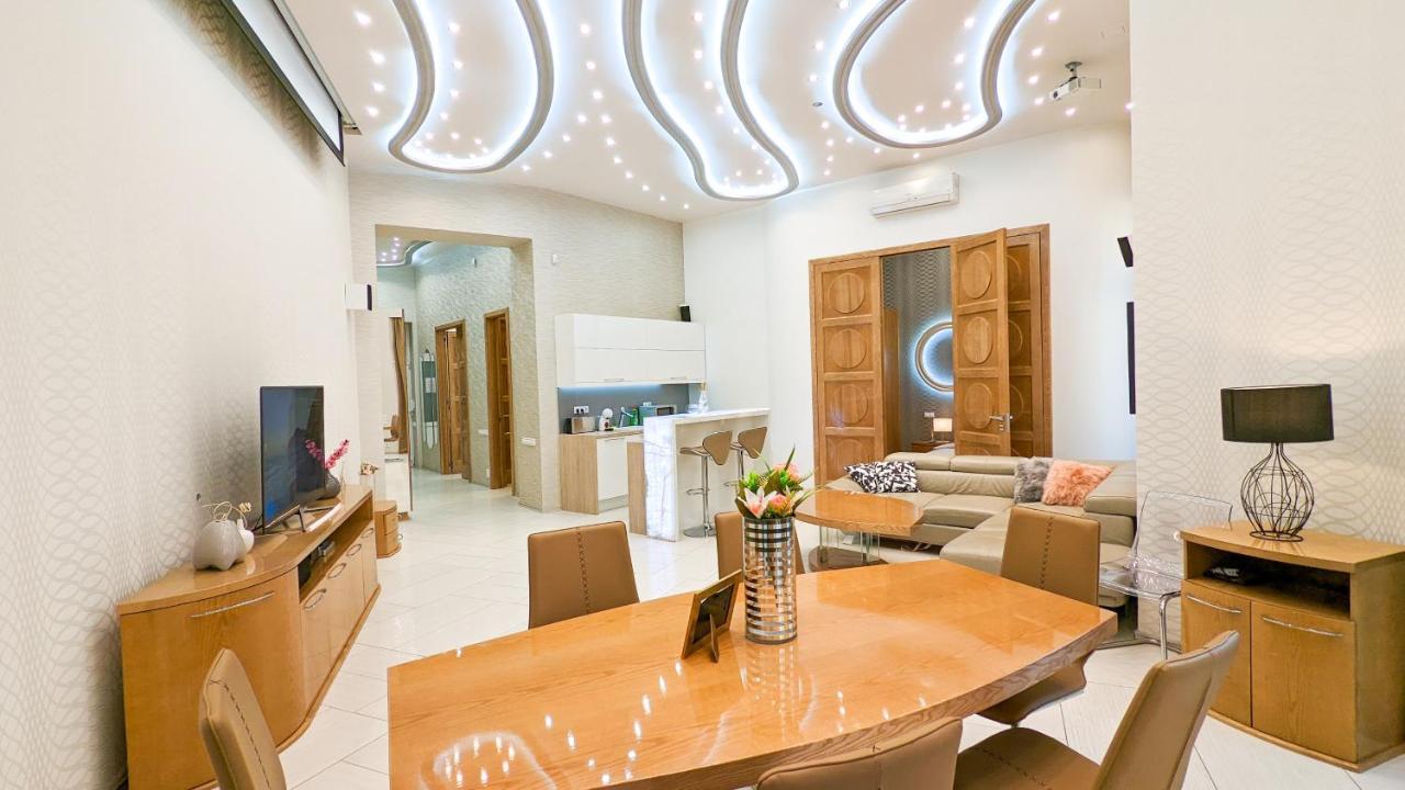 Prime Downtown Luxury Condo, Private Spa, Cinema, Patio Apartament Budapeszt