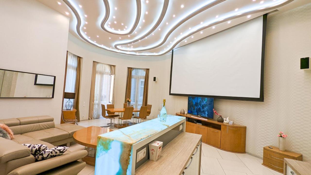 Apartament Prime Downtown Luxury Condo, Private Spa, Cinema, Patio Budapeszt