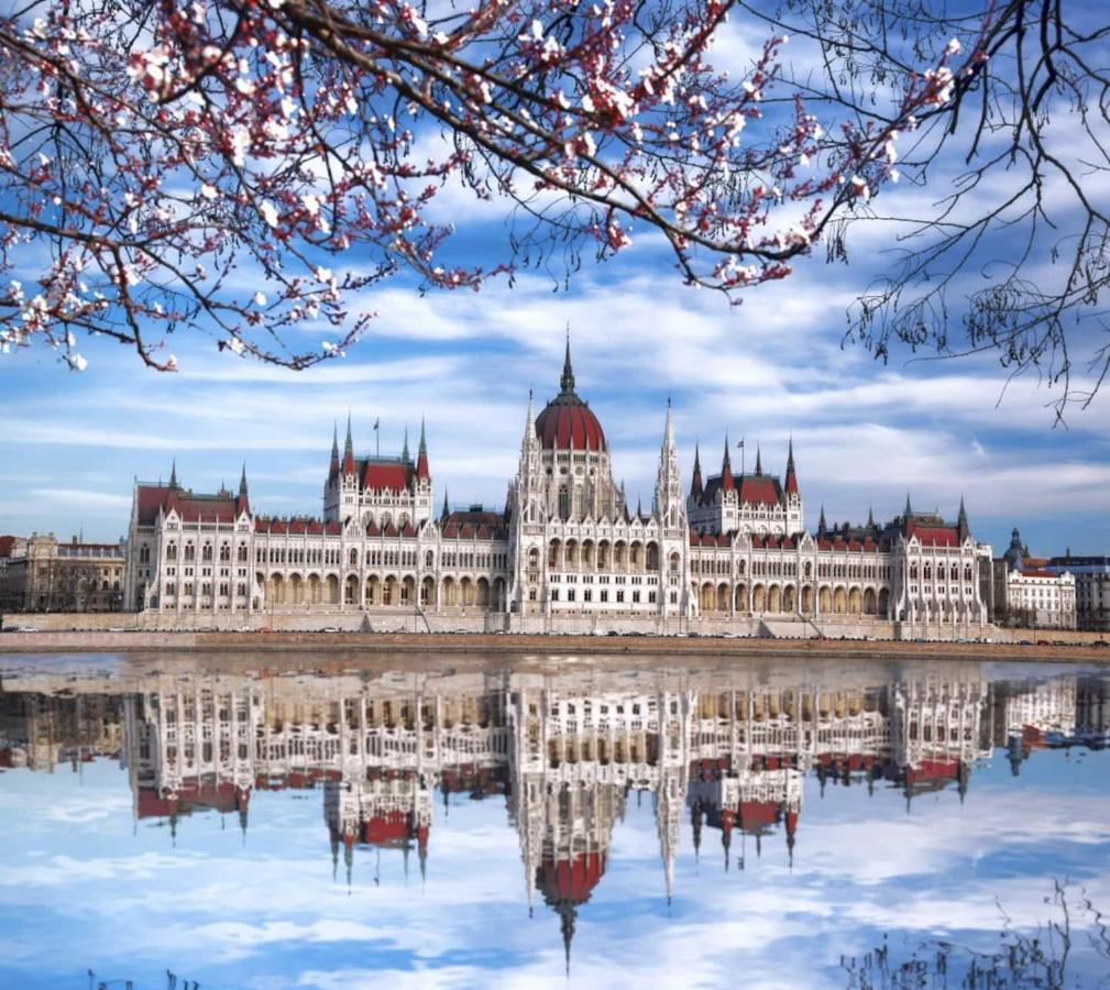 Prime Downtown Luxury Condo, Private Spa, Cinema, Patio Budapeszt