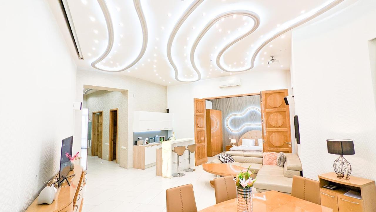Prime Downtown Luxury Condo, Private Spa, Cinema, Patio * Budapest