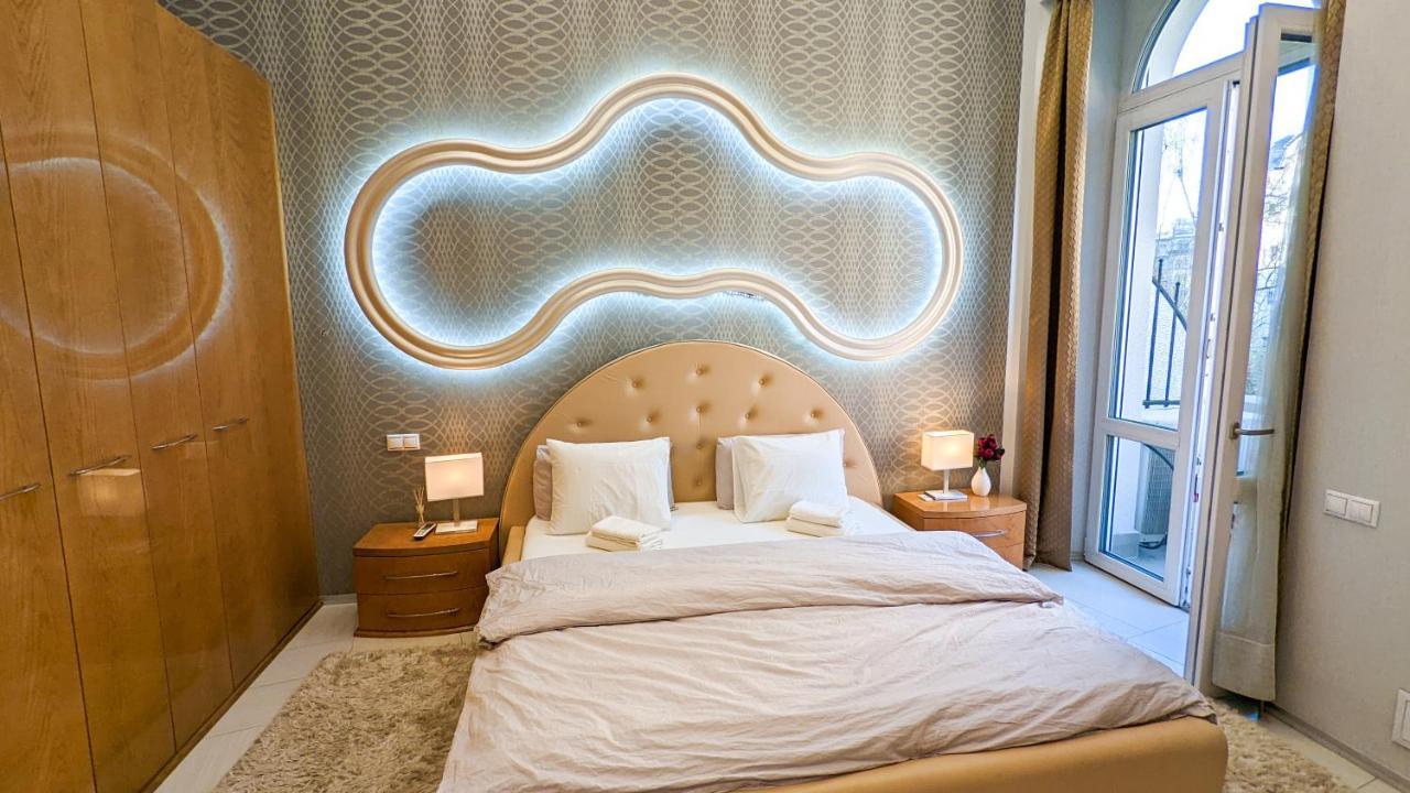 Prime Downtown Luxury Condo, Private Spa, Cinema, Patio Budapest
