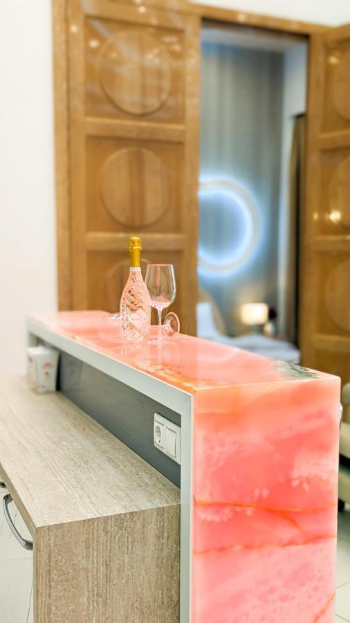Prime Downtown Luxury Condo, Private Spa, Cinema, Patio Apartamento Budapest