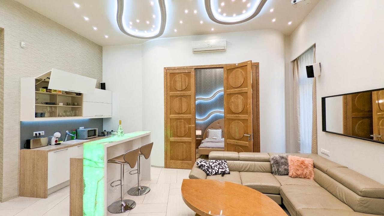 Prime Downtown Luxury Condo, Private Spa, Cinema, Patio Apartamento Budapest