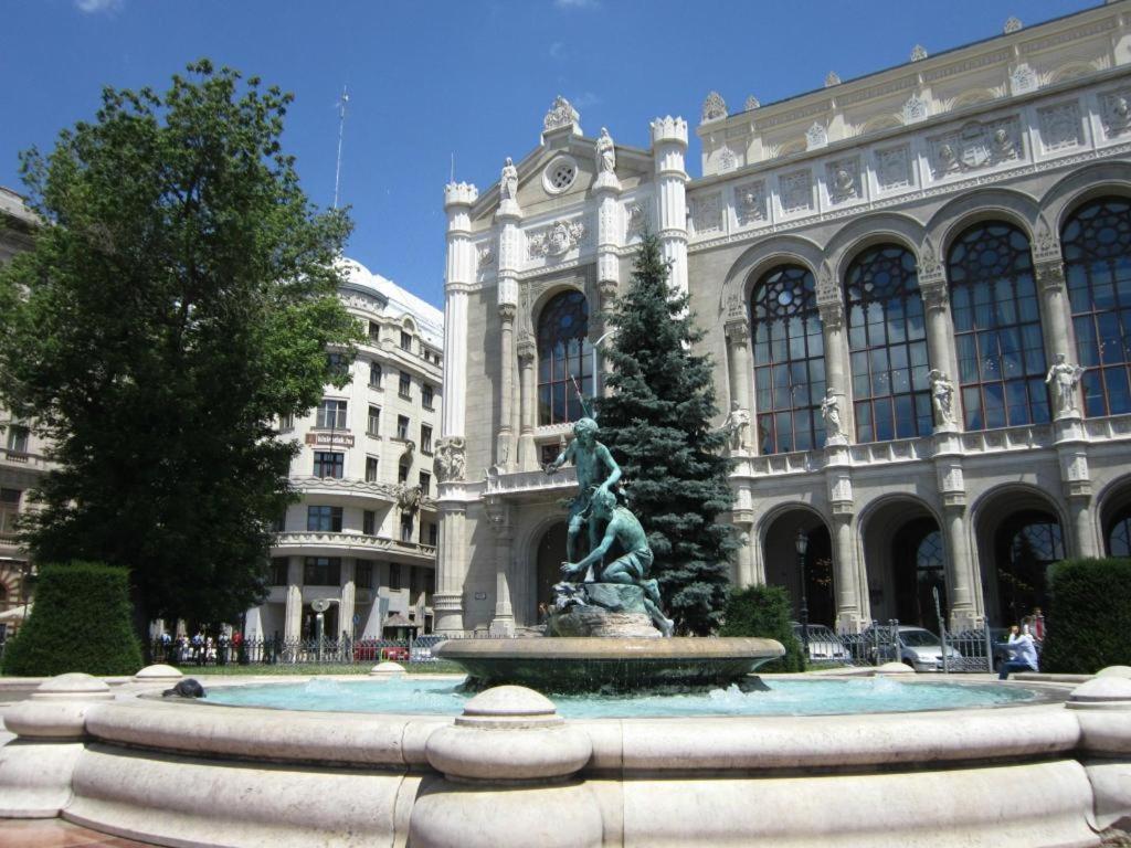 Prime Downtown Luxury Condo, Private Spa, Cinema, Patio * Budapeszt